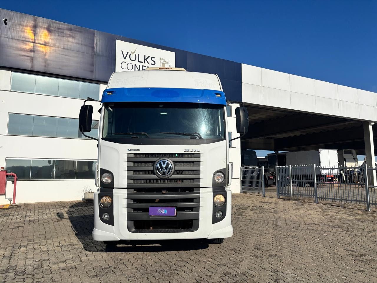 VOLKSWAGEN 25-360 Constel. 6x2 Tractor 2p (die)(E5) - foto 1