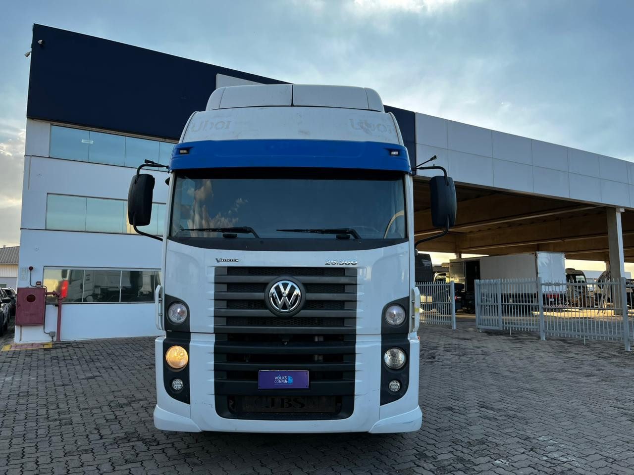 VOLKSWAGEN 25-360 Constel. 6x2 Tractor 2p (die)(E5) - foto 1