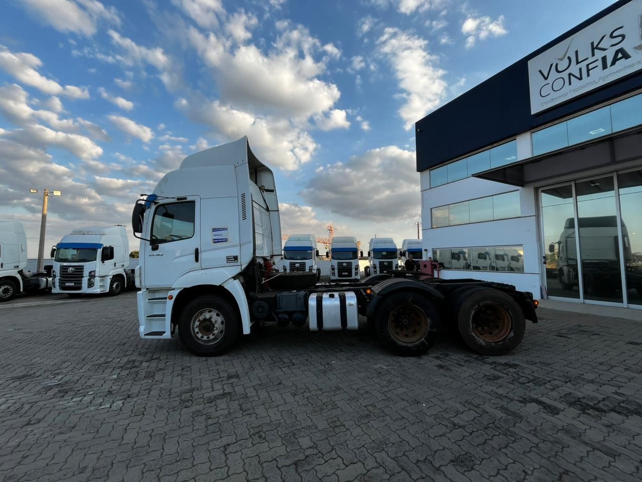 VOLKSWAGEN 25-360 Constel. 6x2 Tractor 2p (die)(E5) - foto 3
