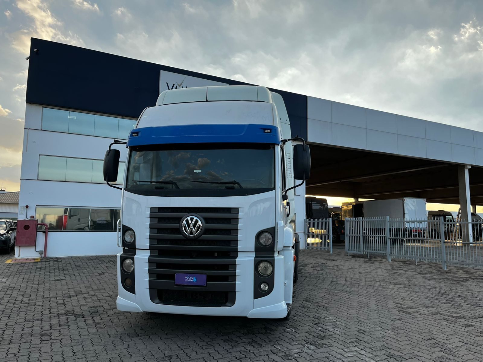 VOLKSWAGEN 25-360 Constel. 6x2 Tractor 2p (die)(E5) - foto 1