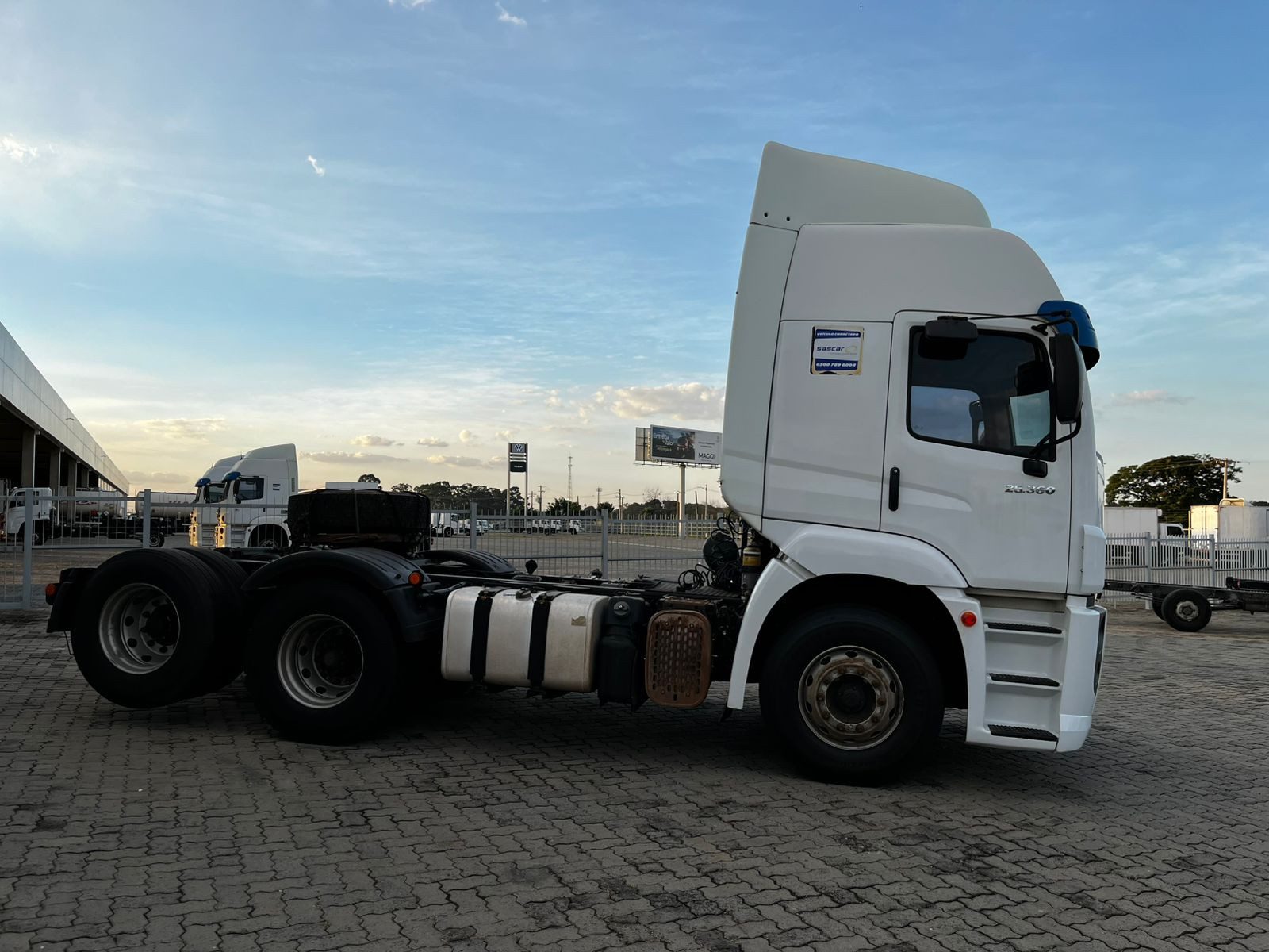 VOLKSWAGEN 25-360 Constel. 6x2 Tractor 2p (die)(E5) - foto 7