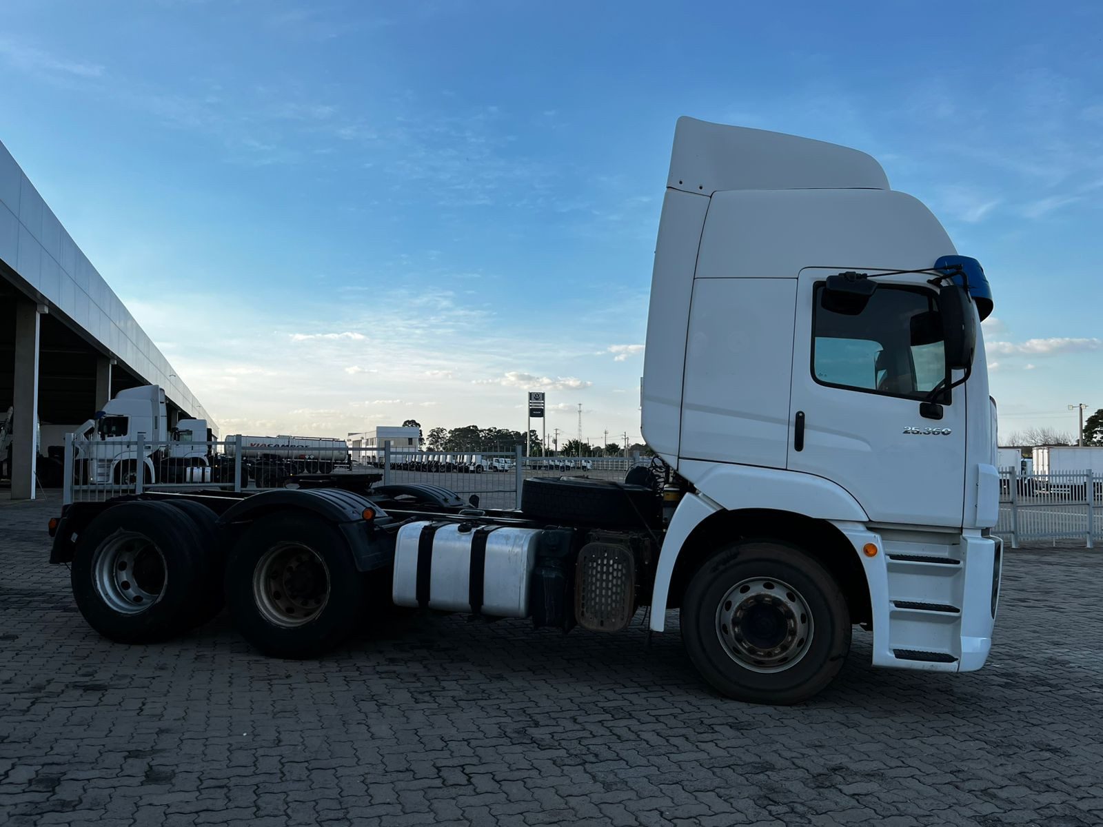 VOLKSWAGEN 25-360 Constel. 6x2 Tractor 2p (die)(E5) - foto 7