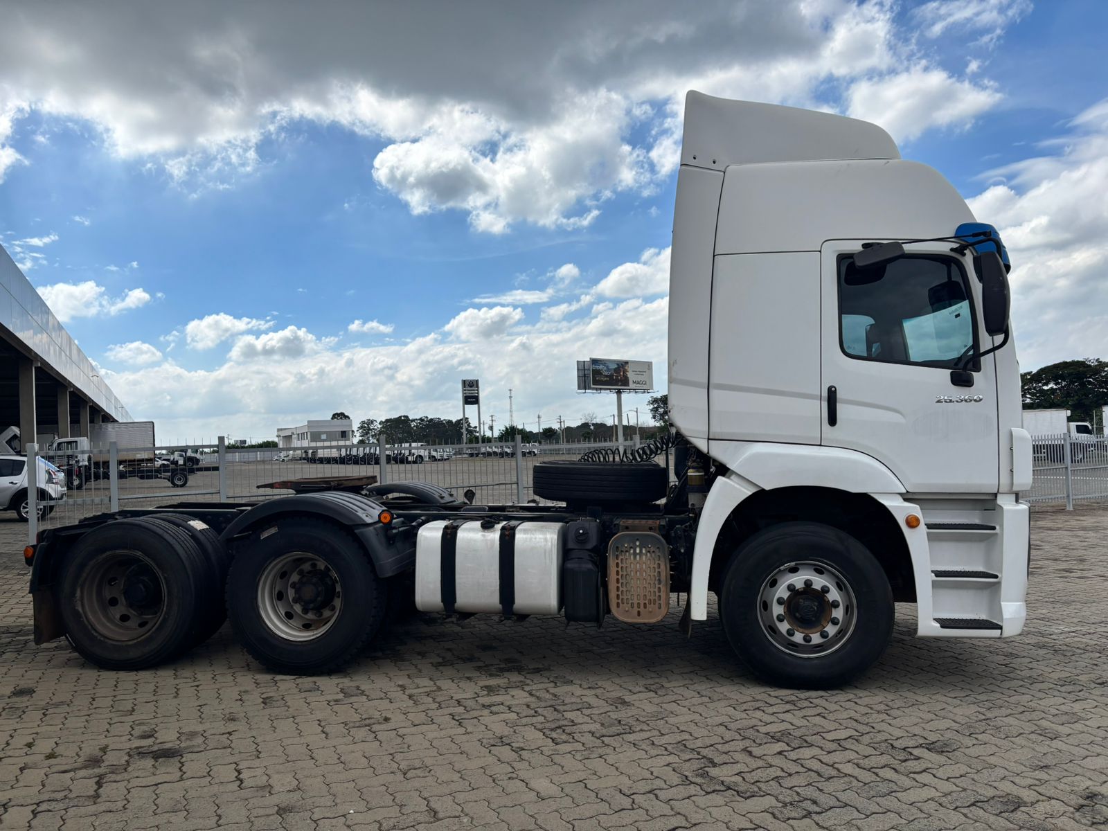 VOLKSWAGEN 25-360 Constel. 6x2 Tractor 2p (die)(E5) - foto 1