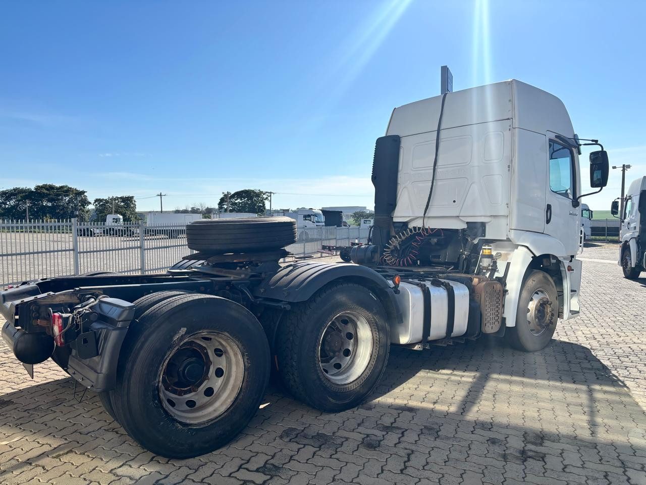 VOLKSWAGEN 25-360 Constel. 6x2 Tractor 2p (die)(E5) - foto 6